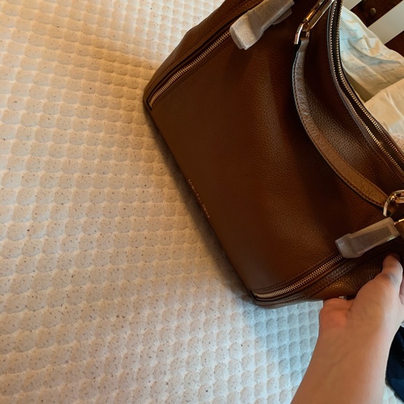 Michael kors purse not available in stores anymore - Picture 4 of 6